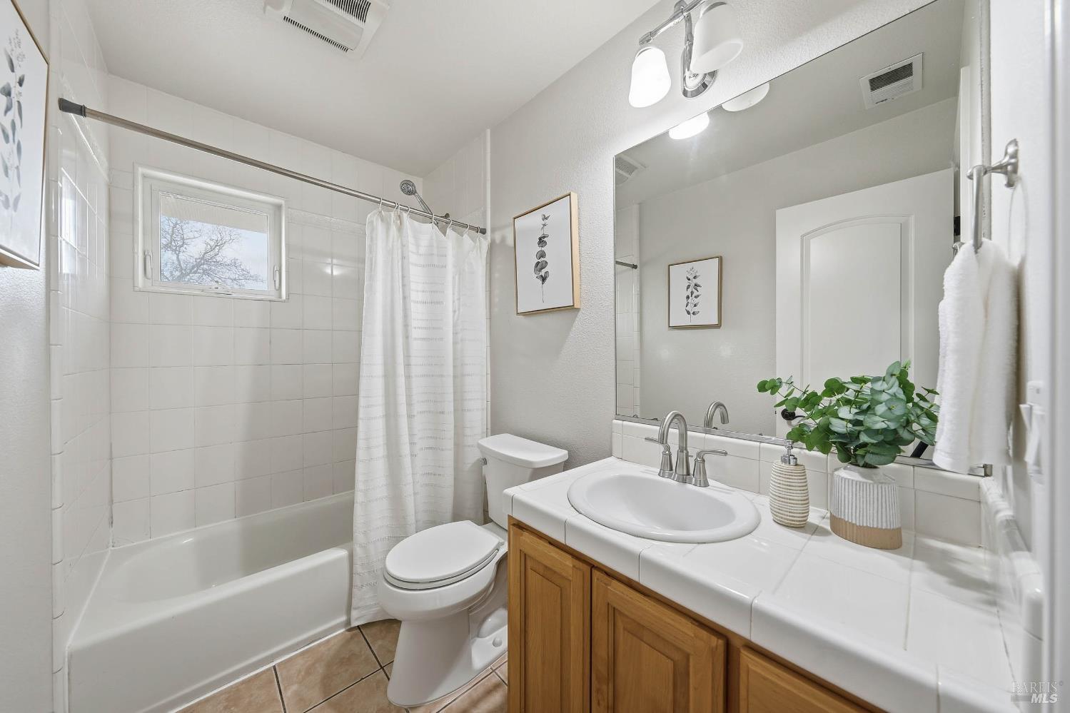 Detail Gallery Image 33 of 75 For 19429 Moon Ridge Rd, Hidden Valley Lake,  CA 95467 - 4 Beds | 2/1 Baths