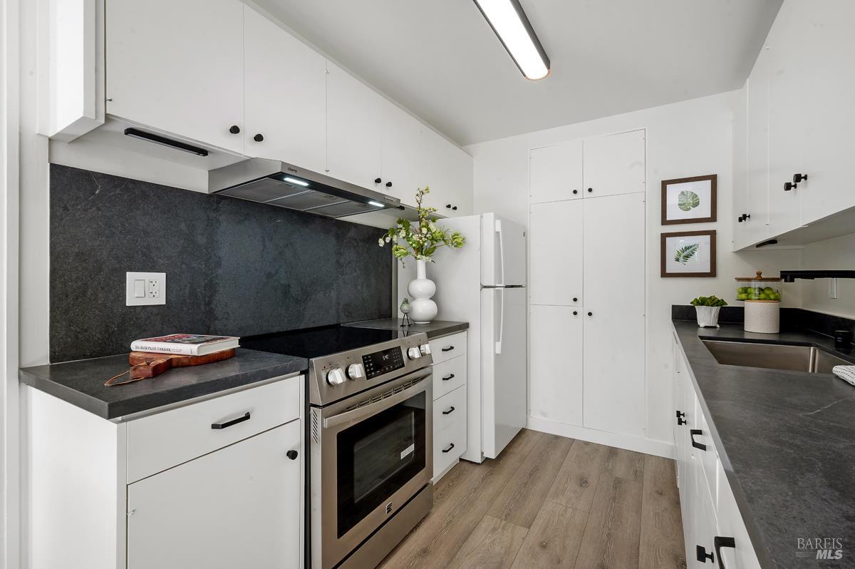 Detail Gallery Image 15 of 48 For 46 Surrey Ln, San Rafael,  CA 94903 - 2 Beds | 2 Baths