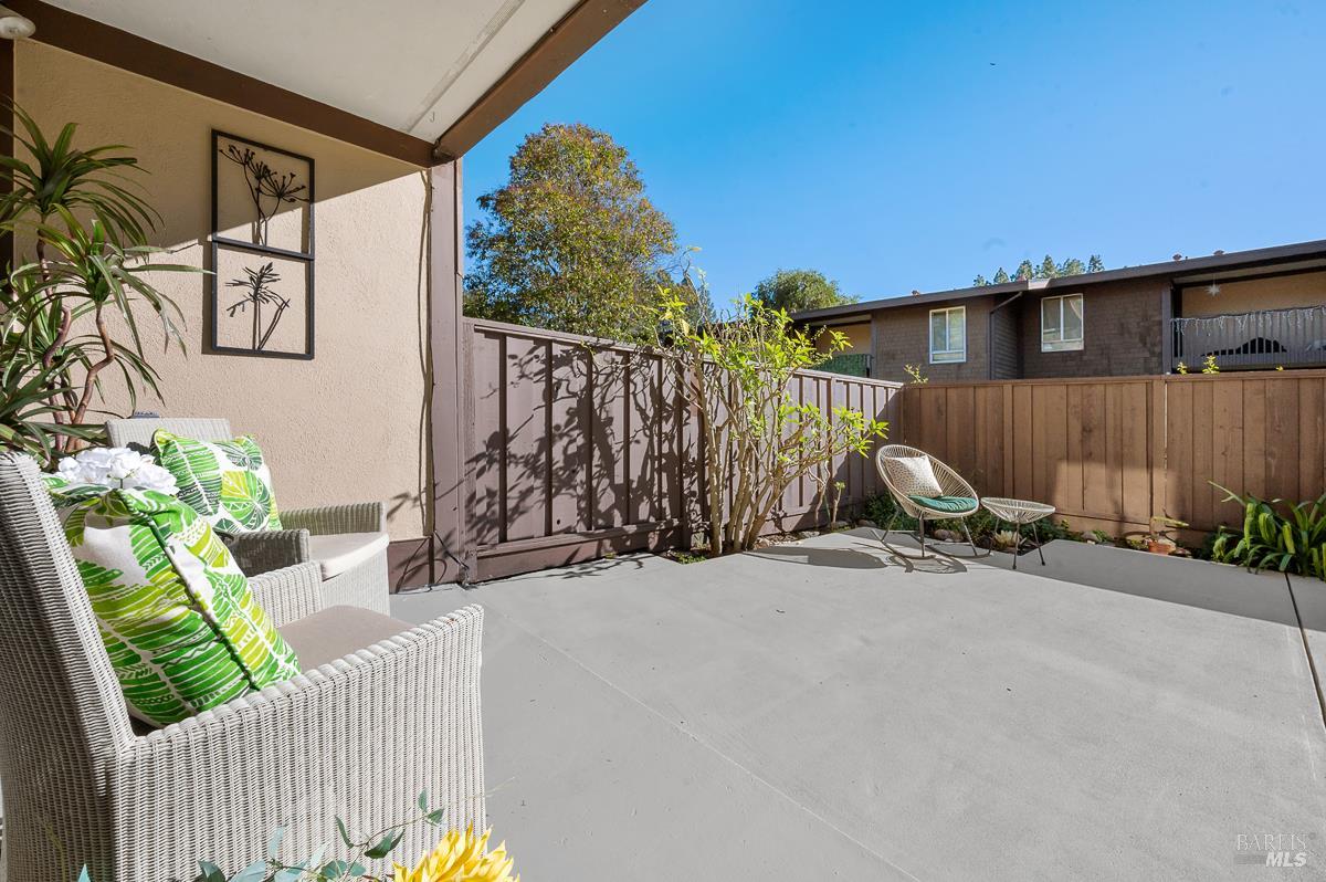 Detail Gallery Image 3 of 48 For 46 Surrey Ln, San Rafael,  CA 94903 - 2 Beds | 2 Baths