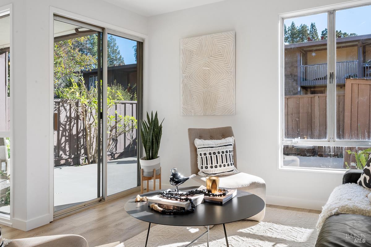 Detail Gallery Image 7 of 48 For 46 Surrey Ln, San Rafael,  CA 94903 - 2 Beds | 2 Baths