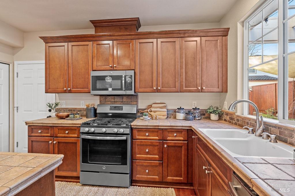 Detail Gallery Image 13 of 37 For 2148 Nectarine Dr, Santa Rosa,  CA 95404 - 3 Beds | 3 Baths