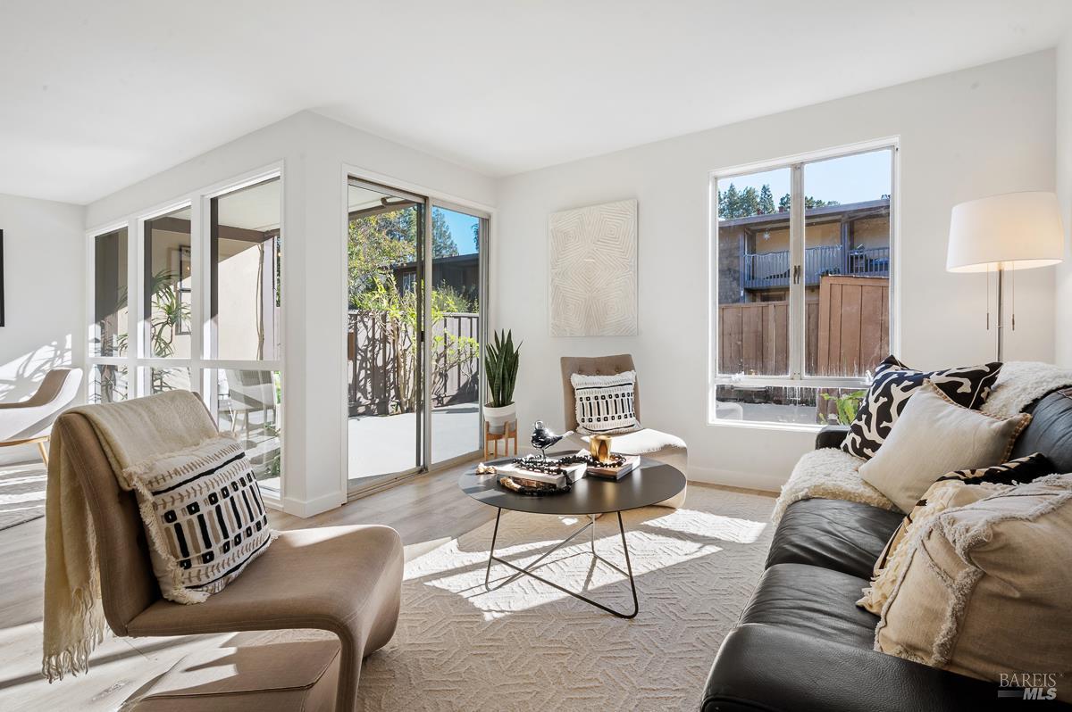 Detail Gallery Image 2 of 48 For 46 Surrey Ln, San Rafael,  CA 94903 - 2 Beds | 2 Baths