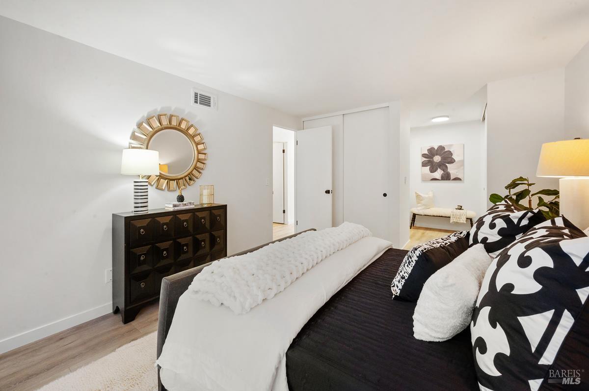 Detail Gallery Image 22 of 48 For 46 Surrey Ln, San Rafael,  CA 94903 - 2 Beds | 2 Baths