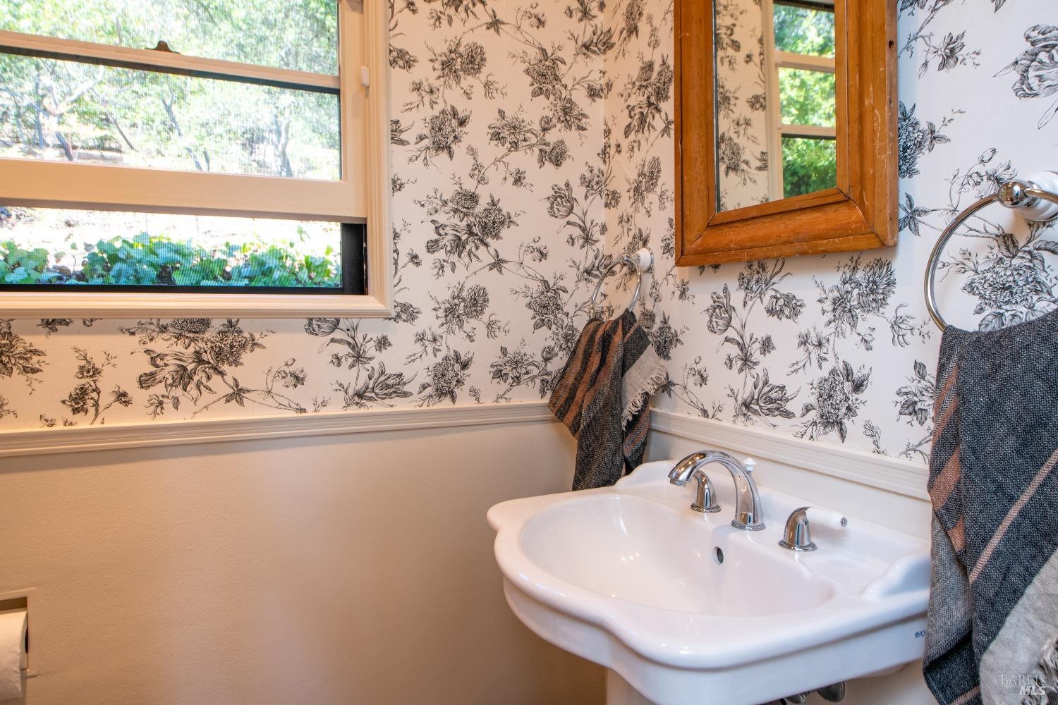 Detail Gallery Image 23 of 40 For 20 Vista Dr, Kentfield,  CA 94904 - 4 Beds | 1/1 Baths