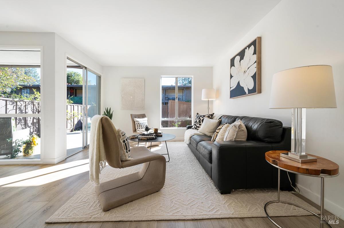 Detail Gallery Image 6 of 48 For 46 Surrey Ln, San Rafael,  CA 94903 - 2 Beds | 2 Baths