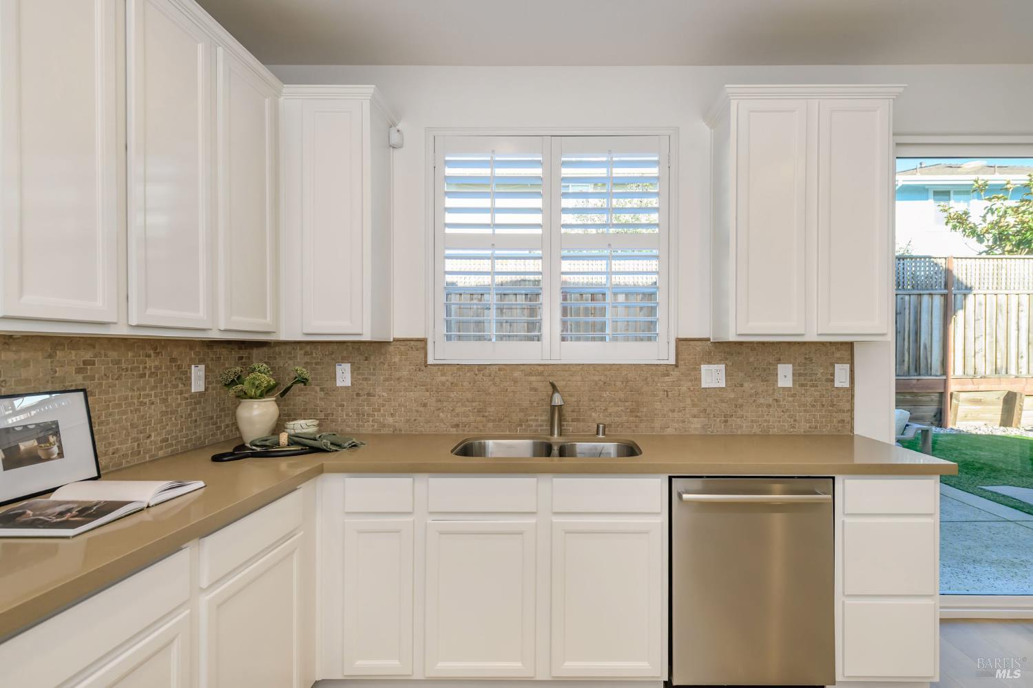 Detail Gallery Image 16 of 46 For 1727 Chinar Dr, Petaluma,  CA 94954 - 4 Beds | 2/1 Baths