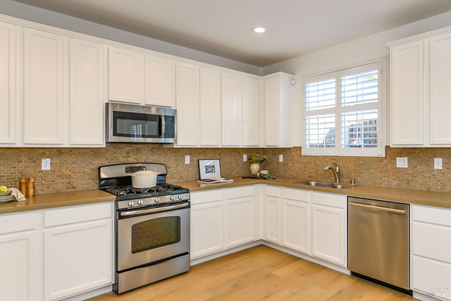 Detail Gallery Image 15 of 46 For 1727 Chinar Dr, Petaluma,  CA 94954 - 4 Beds | 2/1 Baths