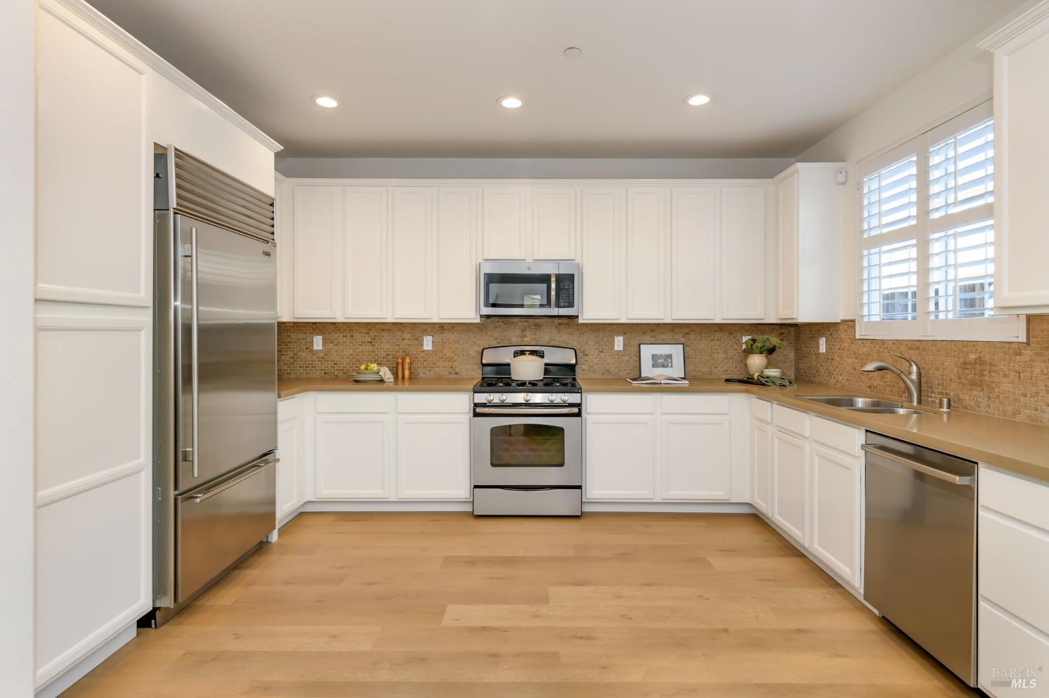 Detail Gallery Image 13 of 46 For 1727 Chinar Dr, Petaluma,  CA 94954 - 4 Beds | 2/1 Baths