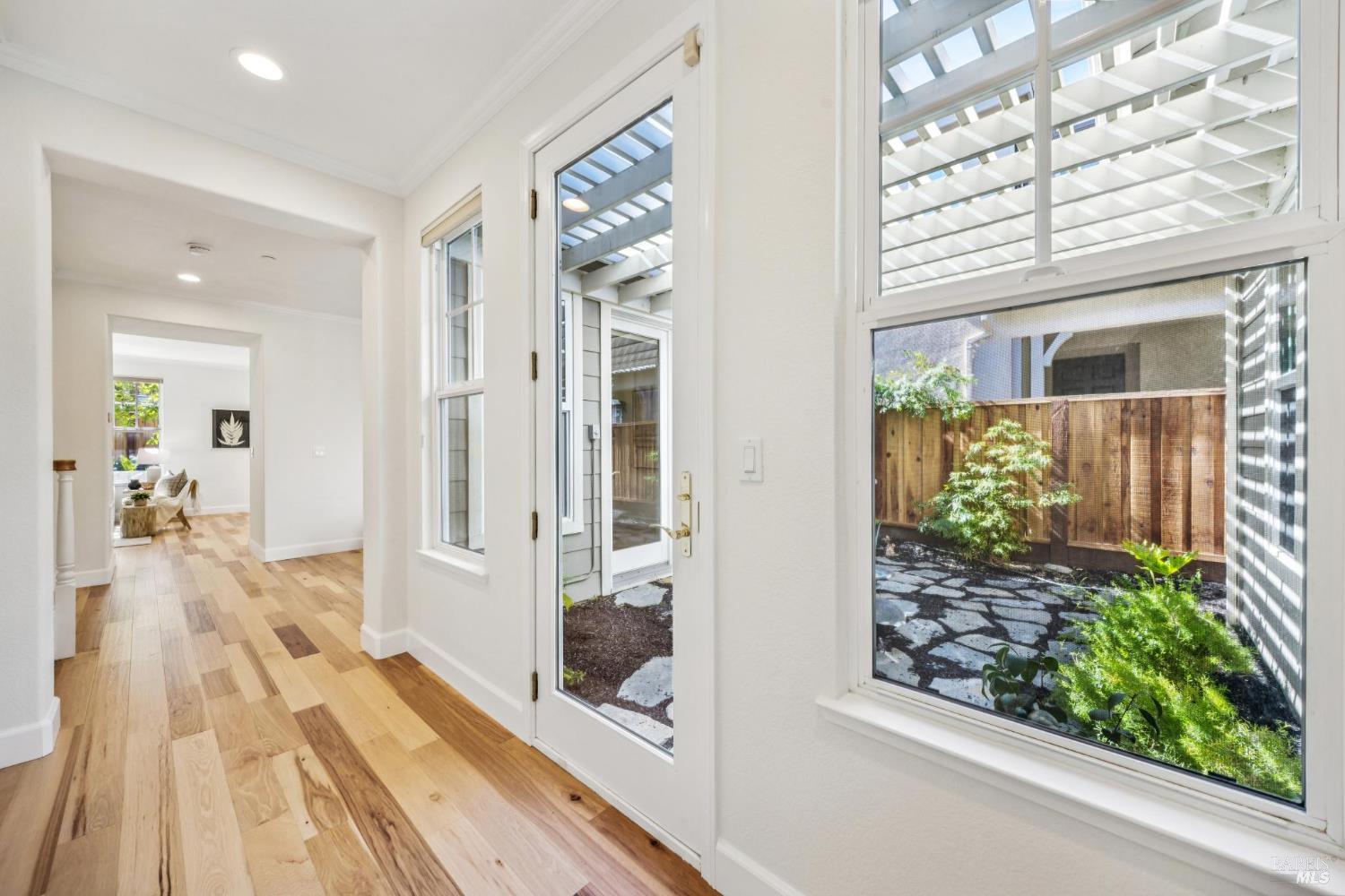Detail Gallery Image 5 of 38 For 71 Oak Grove Dr, Novato,  CA 94949 - 4 Beds | 3/1 Baths