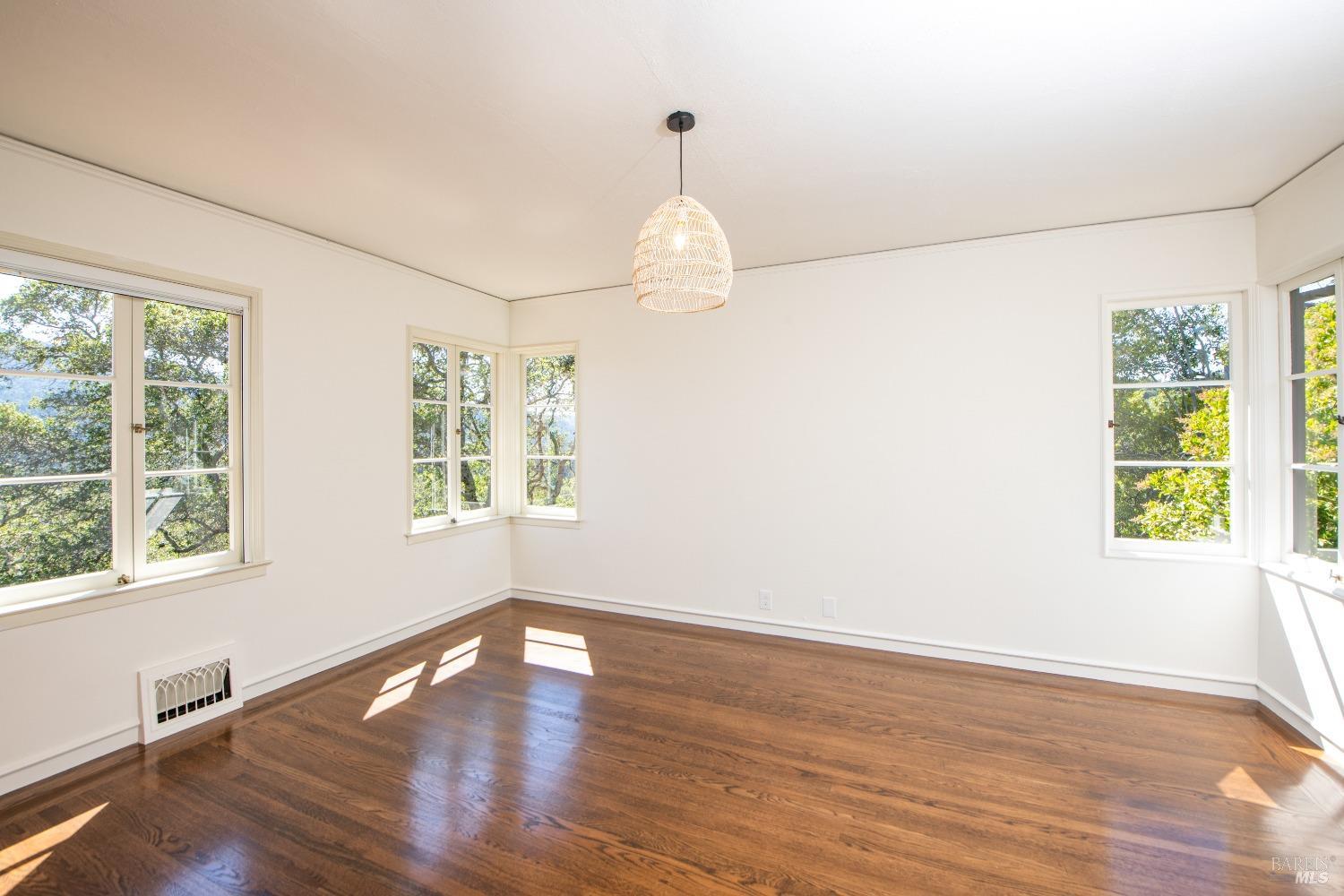 Detail Gallery Image 25 of 40 For 20 Vista Dr, Kentfield,  CA 94904 - 4 Beds | 1/1 Baths