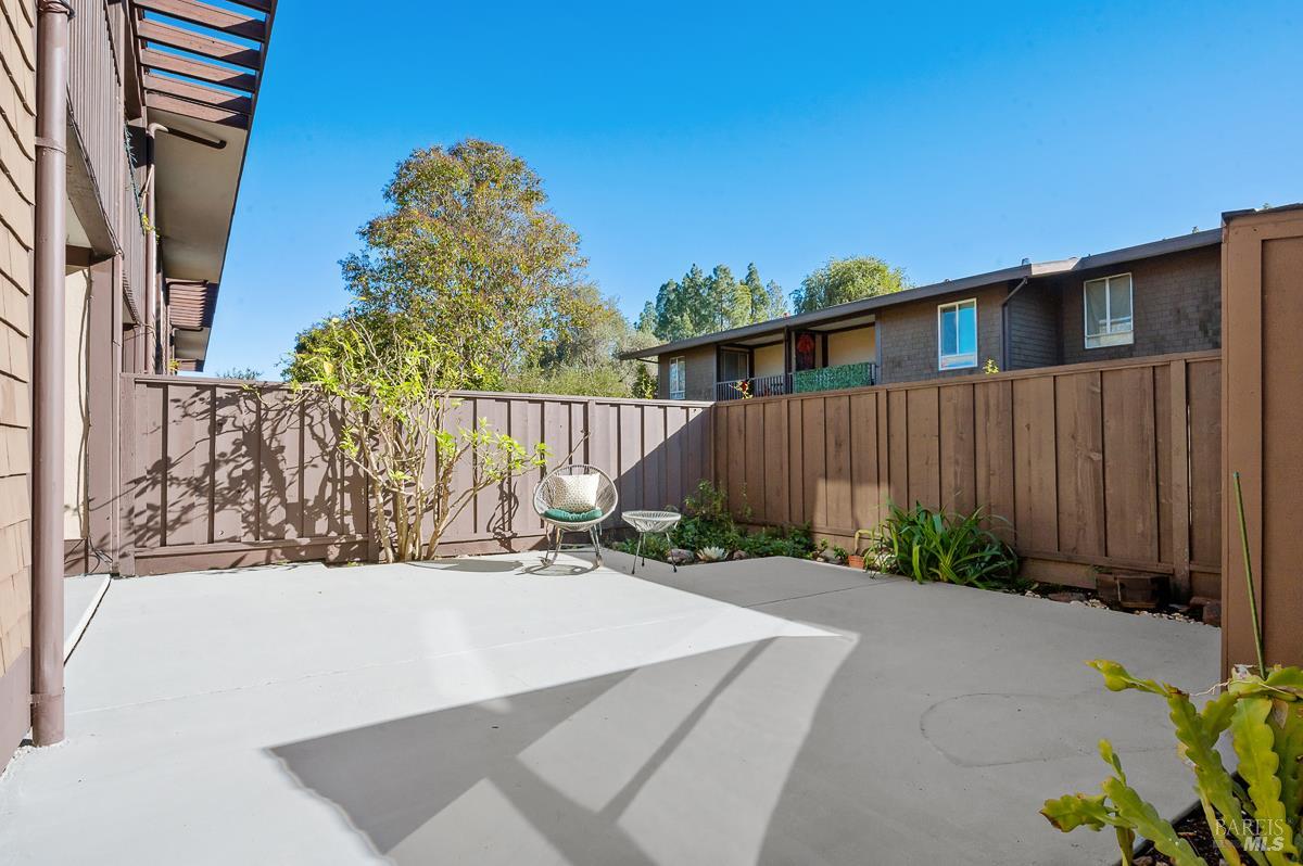 Detail Gallery Image 33 of 48 For 46 Surrey Ln, San Rafael,  CA 94903 - 2 Beds | 2 Baths