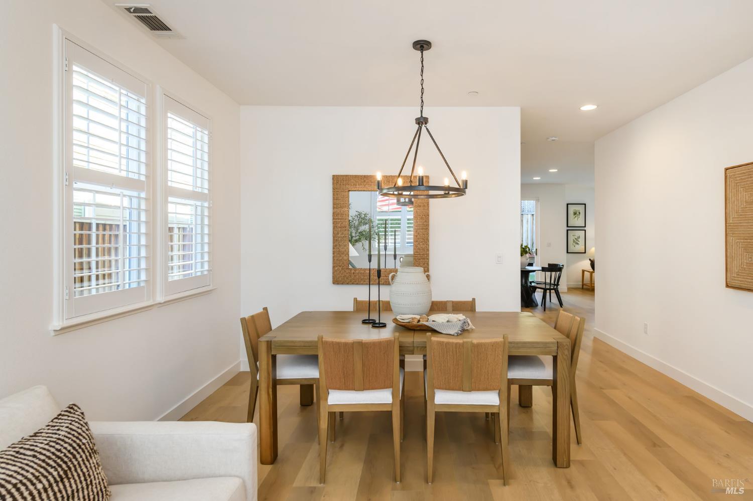 Detail Gallery Image 8 of 46 For 1727 Chinar Dr, Petaluma,  CA 94954 - 4 Beds | 2/1 Baths