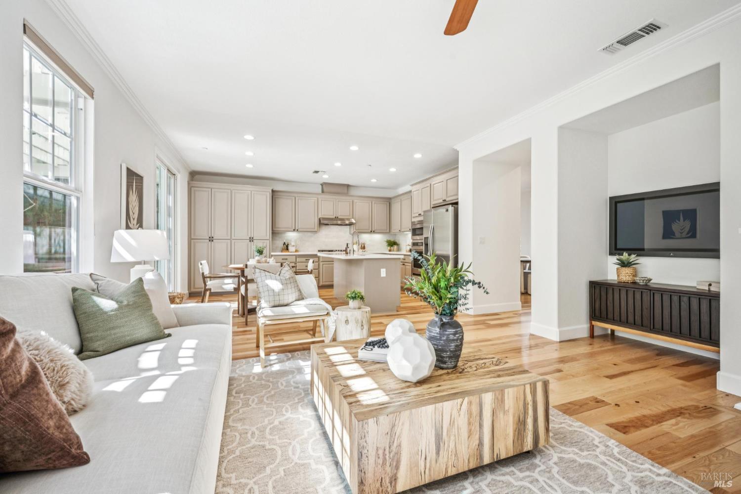 Detail Gallery Image 12 of 38 For 71 Oak Grove Dr, Novato,  CA 94949 - 4 Beds | 3/1 Baths