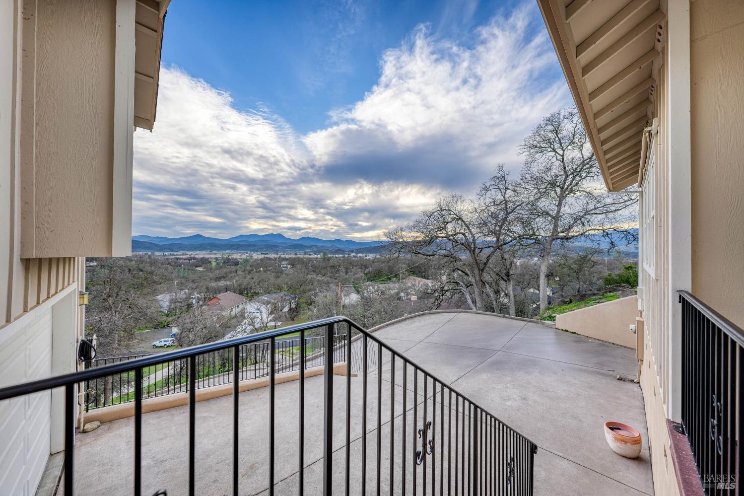 Detail Gallery Image 11 of 75 For 19429 Moon Ridge Rd, Hidden Valley Lake,  CA 95467 - 4 Beds | 2/1 Baths