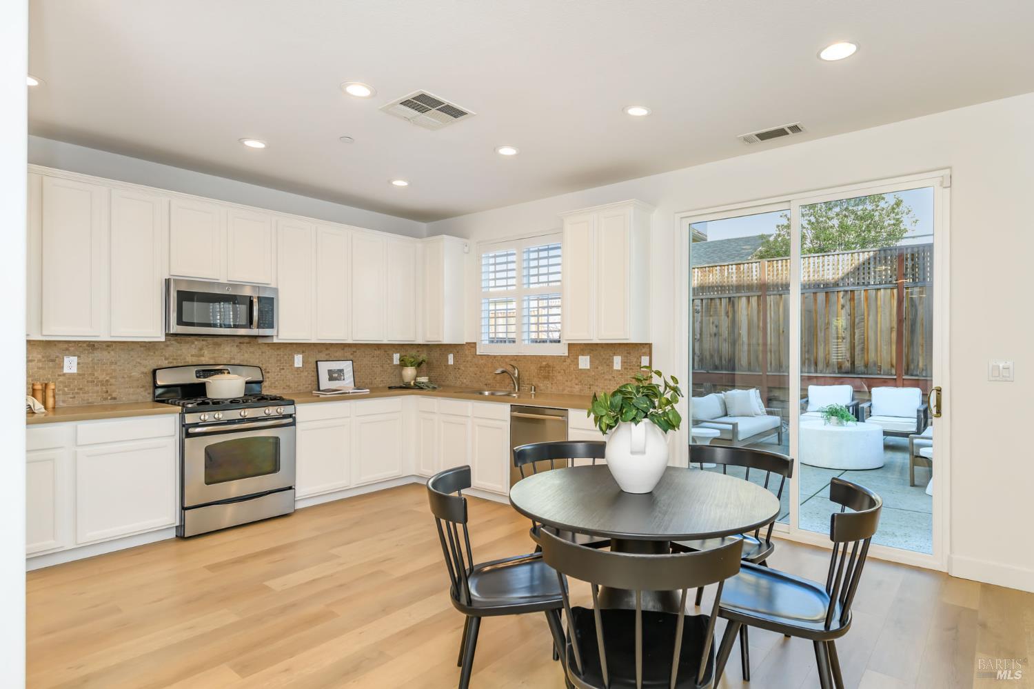 Detail Gallery Image 12 of 46 For 1727 Chinar Dr, Petaluma,  CA 94954 - 4 Beds | 2/1 Baths