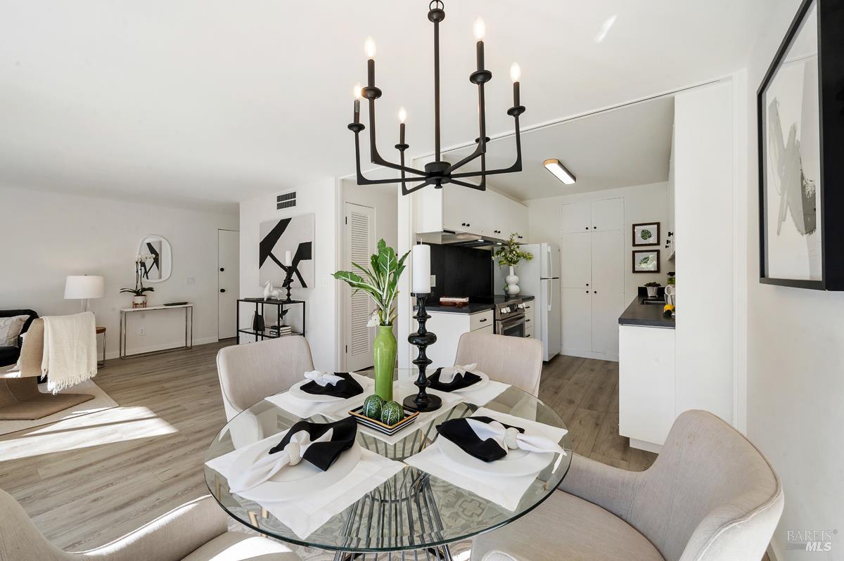 Detail Gallery Image 10 of 48 For 46 Surrey Ln, San Rafael,  CA 94903 - 2 Beds | 2 Baths