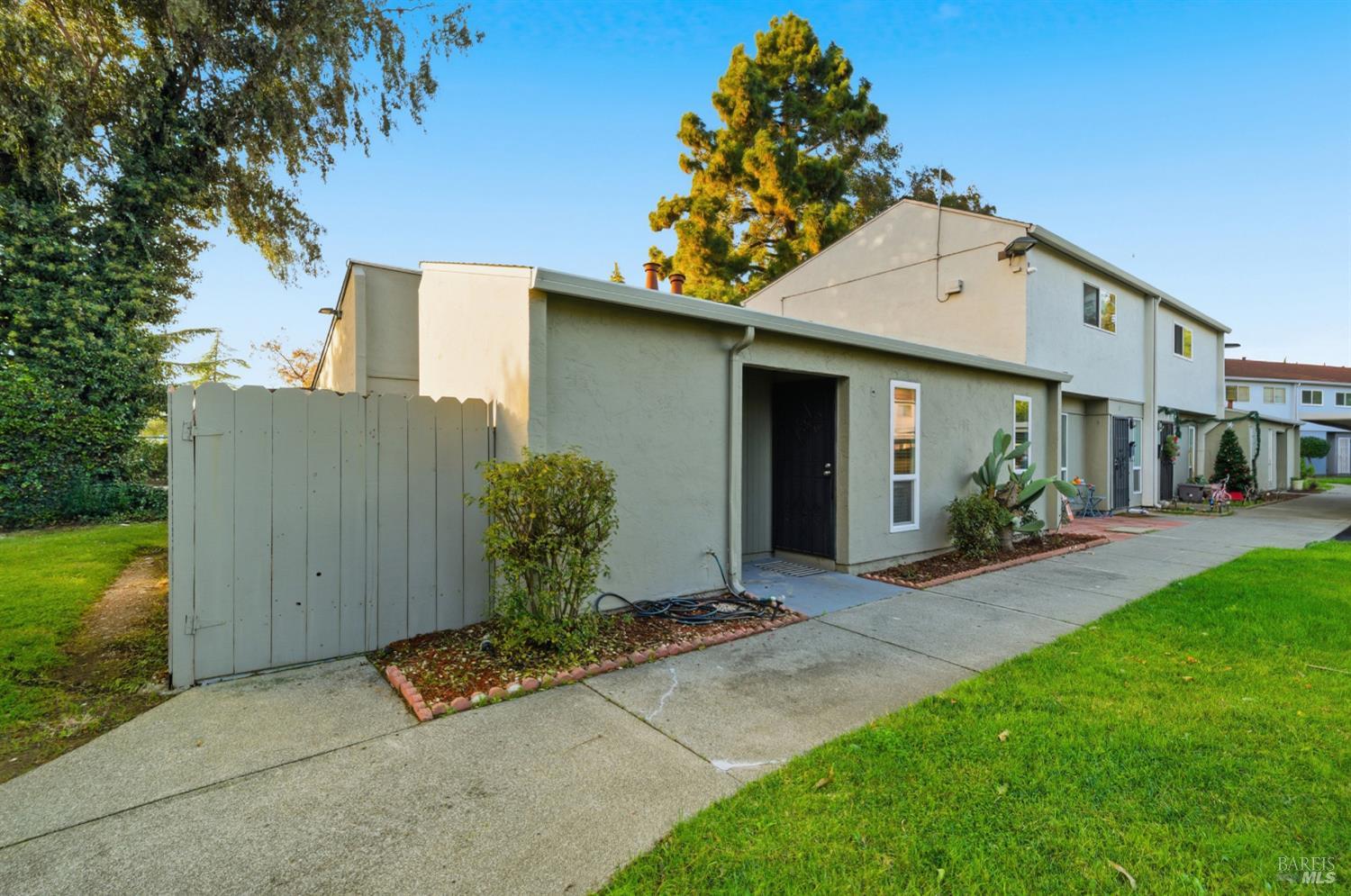 Detail Gallery Image 2 of 30 For 50 El Basset Ct, Fairfield,  CA 94533 - 2 Beds | 1 Baths