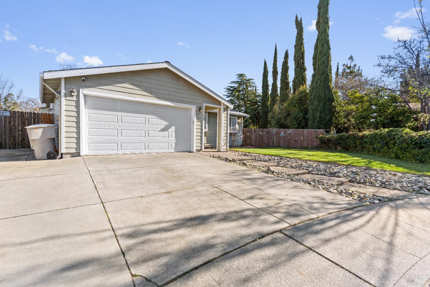 Detail Gallery Image 3 of 48 For 230 James Ct, Vacaville,  CA 95687 - 3 Beds | 2 Baths