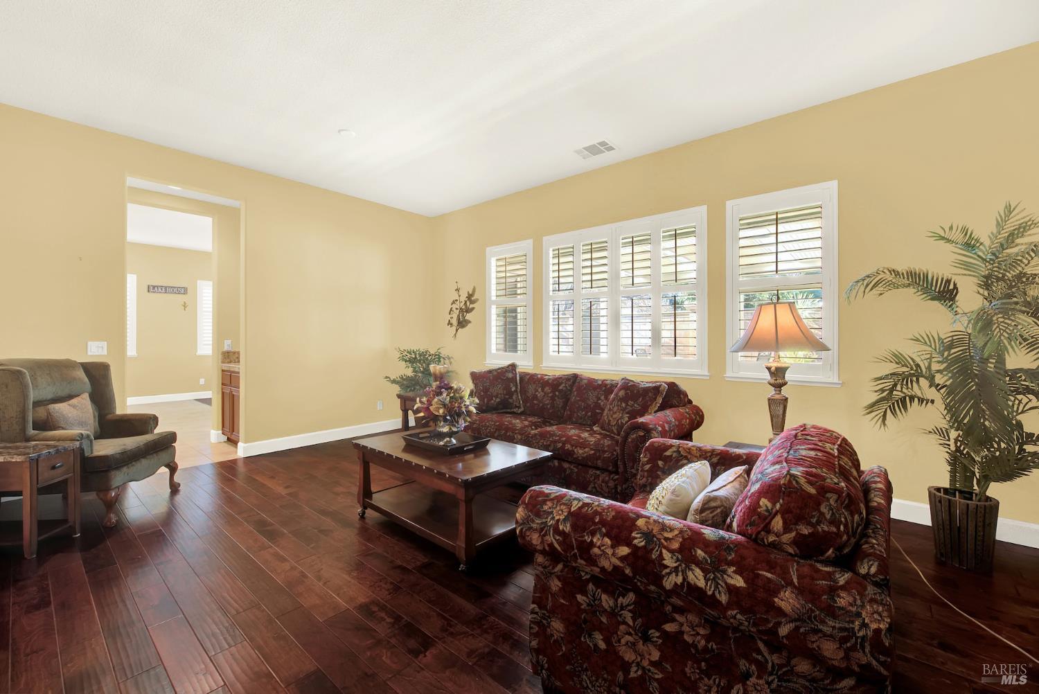 Detail Gallery Image 15 of 86 For 681 Canterbury Cir, Vacaville,  CA 95687 - 3 Beds | 2/1 Baths