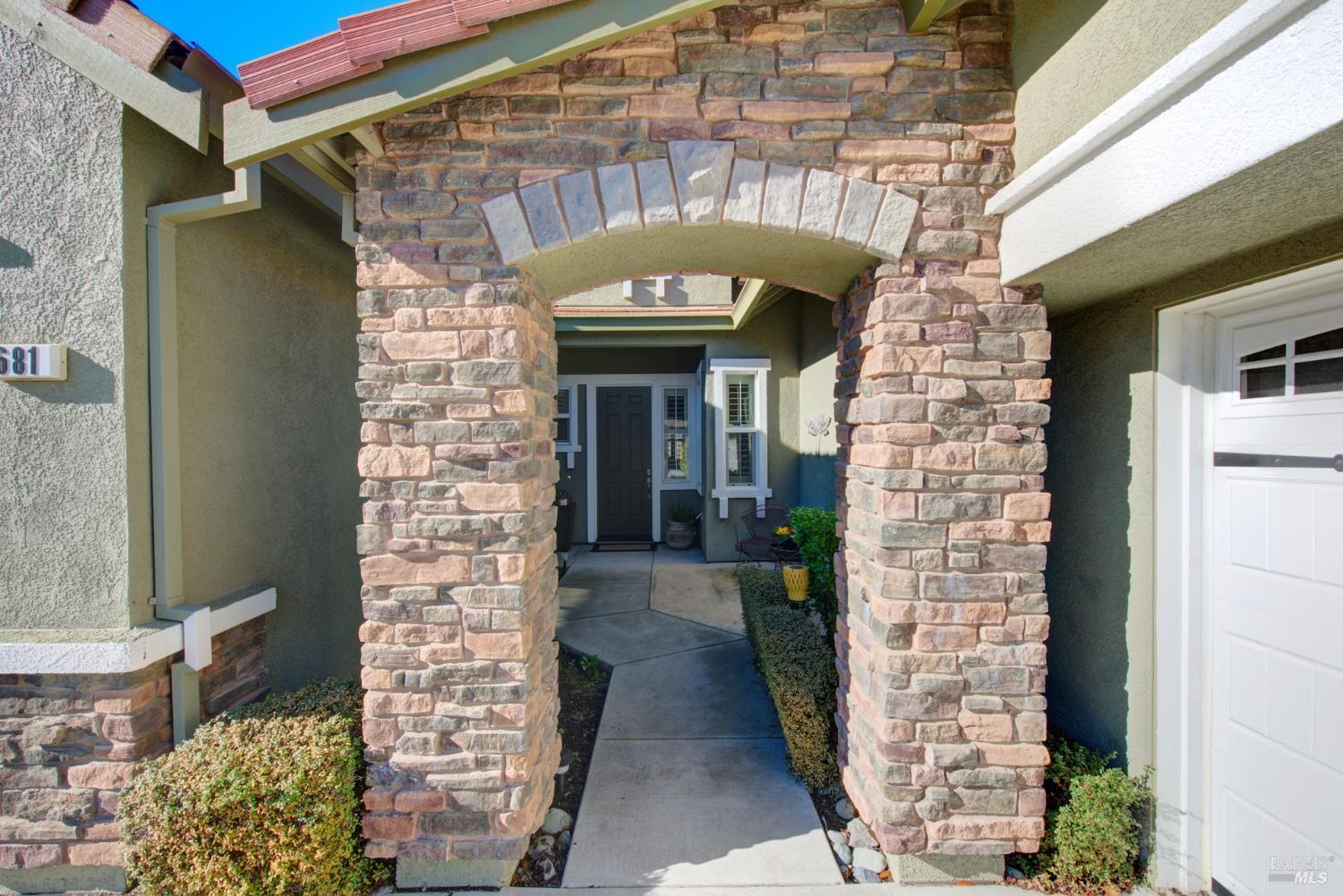 Detail Gallery Image 5 of 86 For 681 Canterbury Cir, Vacaville,  CA 95687 - 3 Beds | 2/1 Baths
