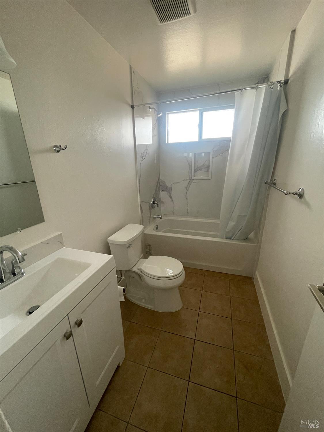 Detail Gallery Image 7 of 8 For 2008 Marin St #B,  Vallejo,  CA 94590 - 2 Beds | 1 Baths