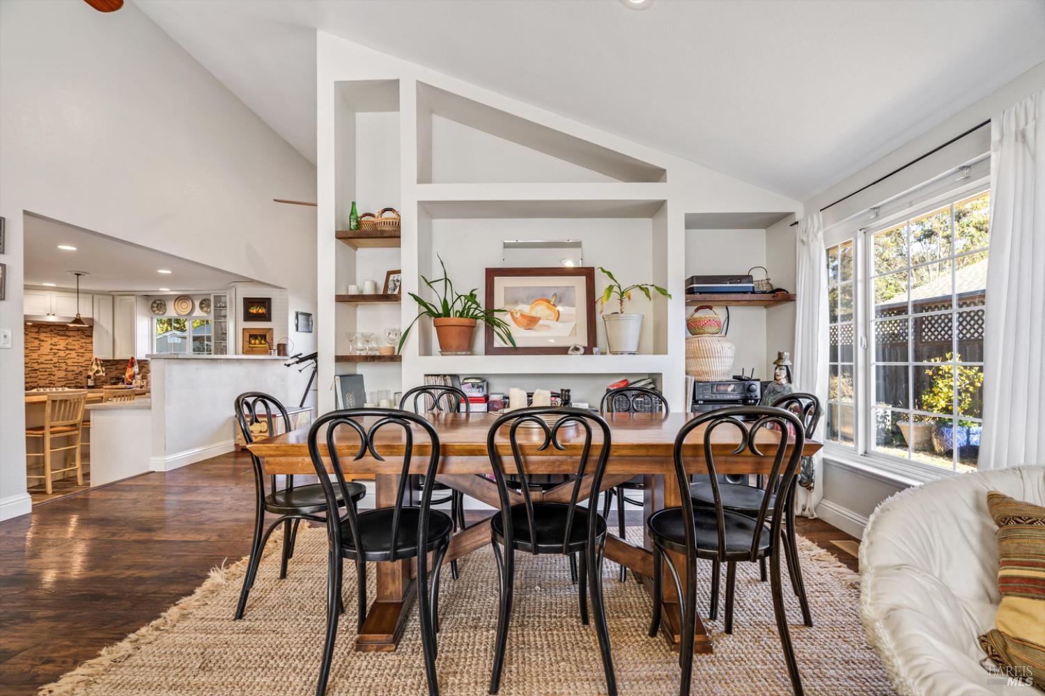 Detail Gallery Image 7 of 27 For 5127 Oak Park Way, Santa Rosa,  CA 95409 - 4 Beds | 3 Baths