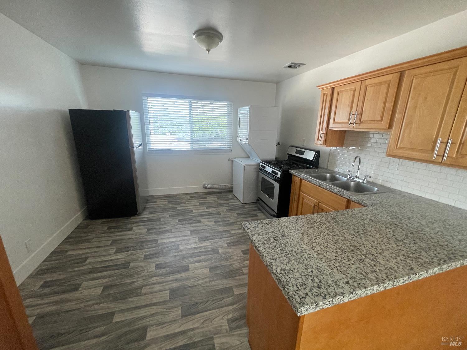 Detail Gallery Image 3 of 8 For 2008 Marin St #B,  Vallejo,  CA 94590 - 2 Beds | 1 Baths