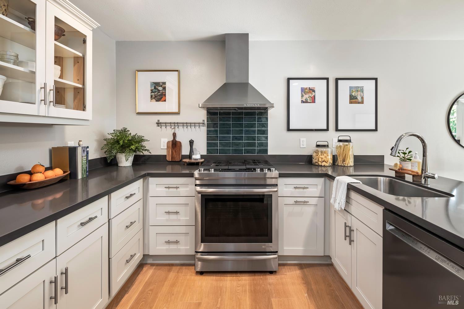 Detail Gallery Image 2 of 24 For 18105 Vassar Ct, Sonoma,  CA 95476 - 3 Beds | 2/1 Baths