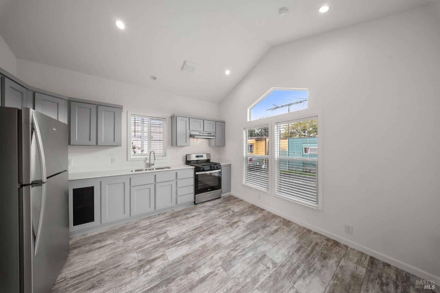 Detail Gallery Image 6 of 16 For 742 Francisco W Blvd B12, San Rafael,  CA 94901 - 1 Beds | 1 Baths