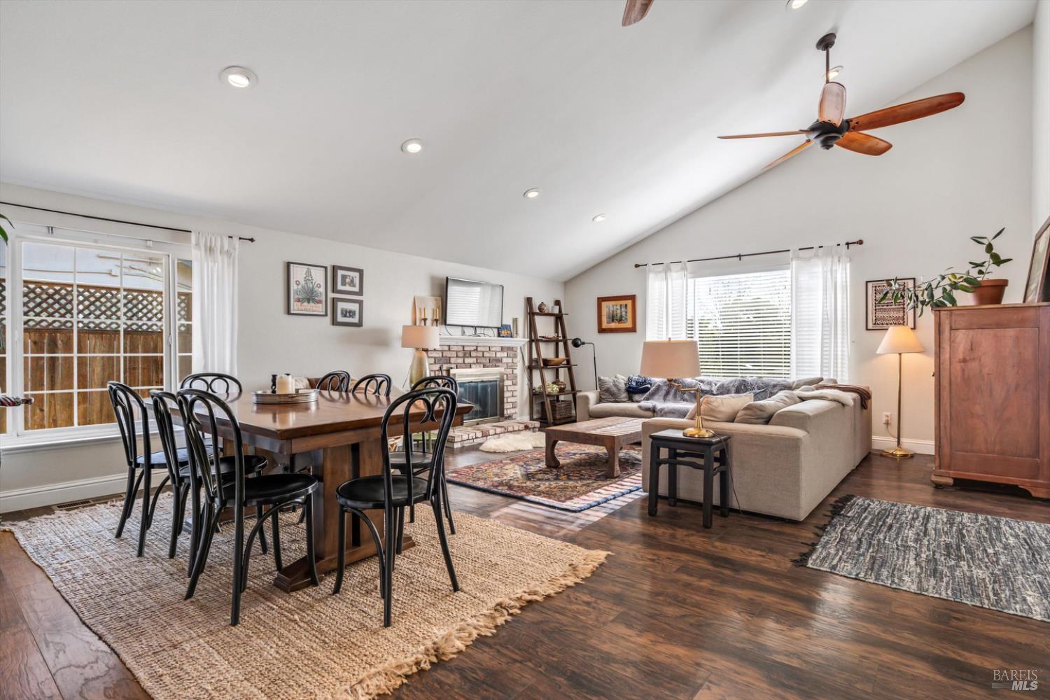 Detail Gallery Image 6 of 27 For 5127 Oak Park Way, Santa Rosa,  CA 95409 - 4 Beds | 3 Baths