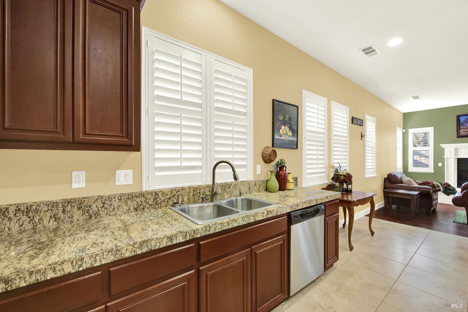 Detail Gallery Image 23 of 86 For 681 Canterbury Cir, Vacaville,  CA 95687 - 3 Beds | 2/1 Baths