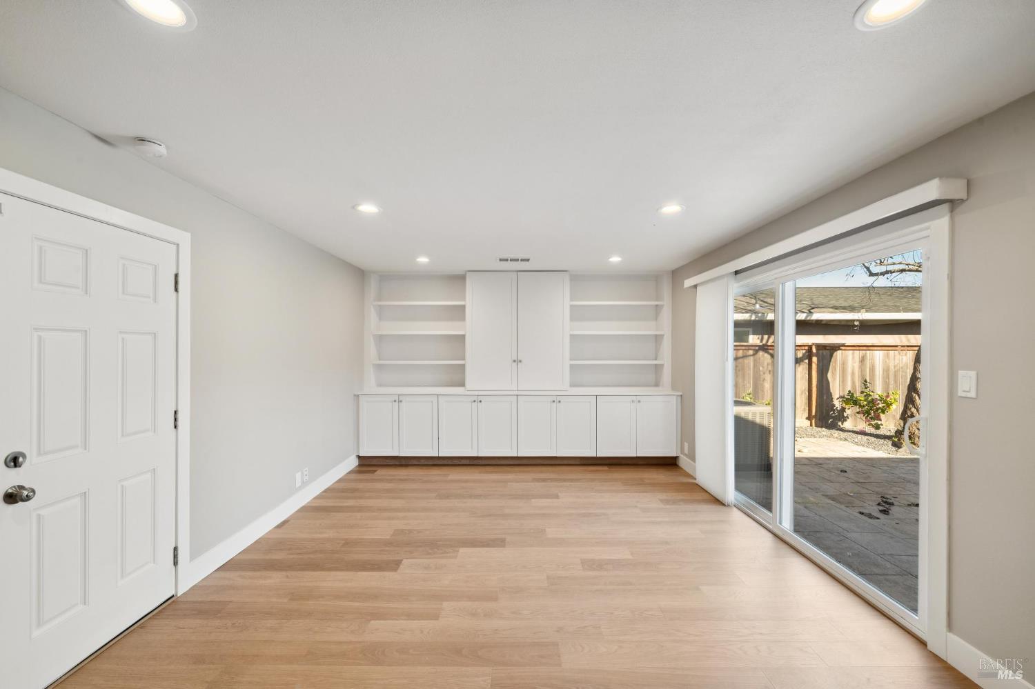 Detail Gallery Image 18 of 35 For 918 Las Pavadas Ave, San Rafael,  CA 94903 - 3 Beds | 2 Baths