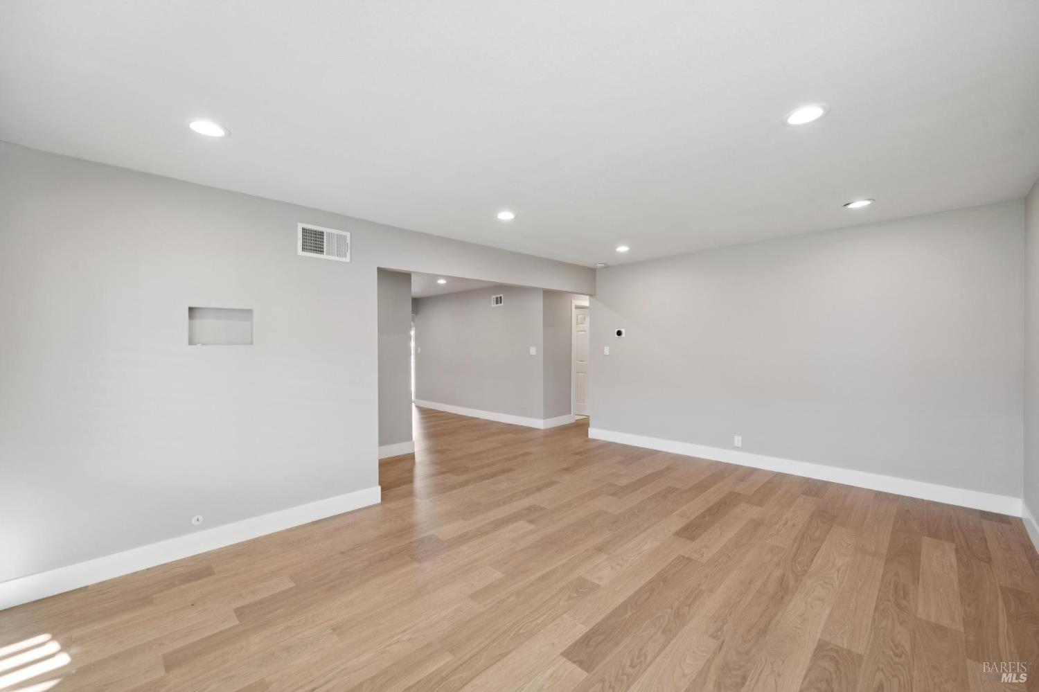 Detail Gallery Image 9 of 35 For 918 Las Pavadas Ave, San Rafael,  CA 94903 - 3 Beds | 2 Baths