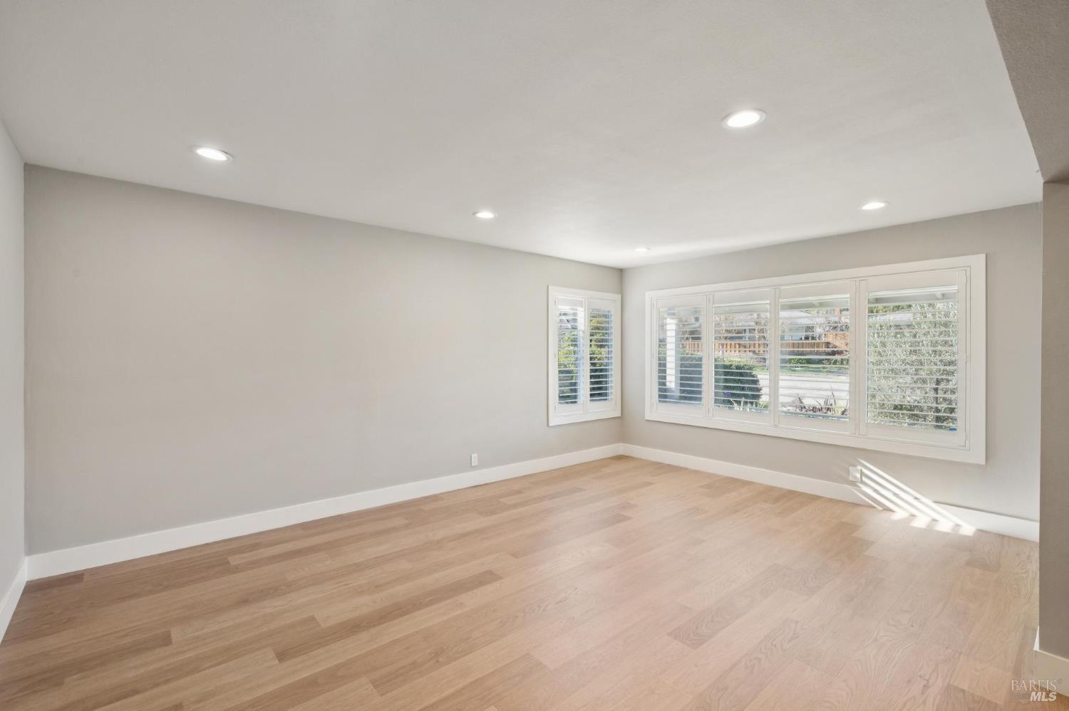 Detail Gallery Image 7 of 35 For 918 Las Pavadas Ave, San Rafael,  CA 94903 - 3 Beds | 2 Baths