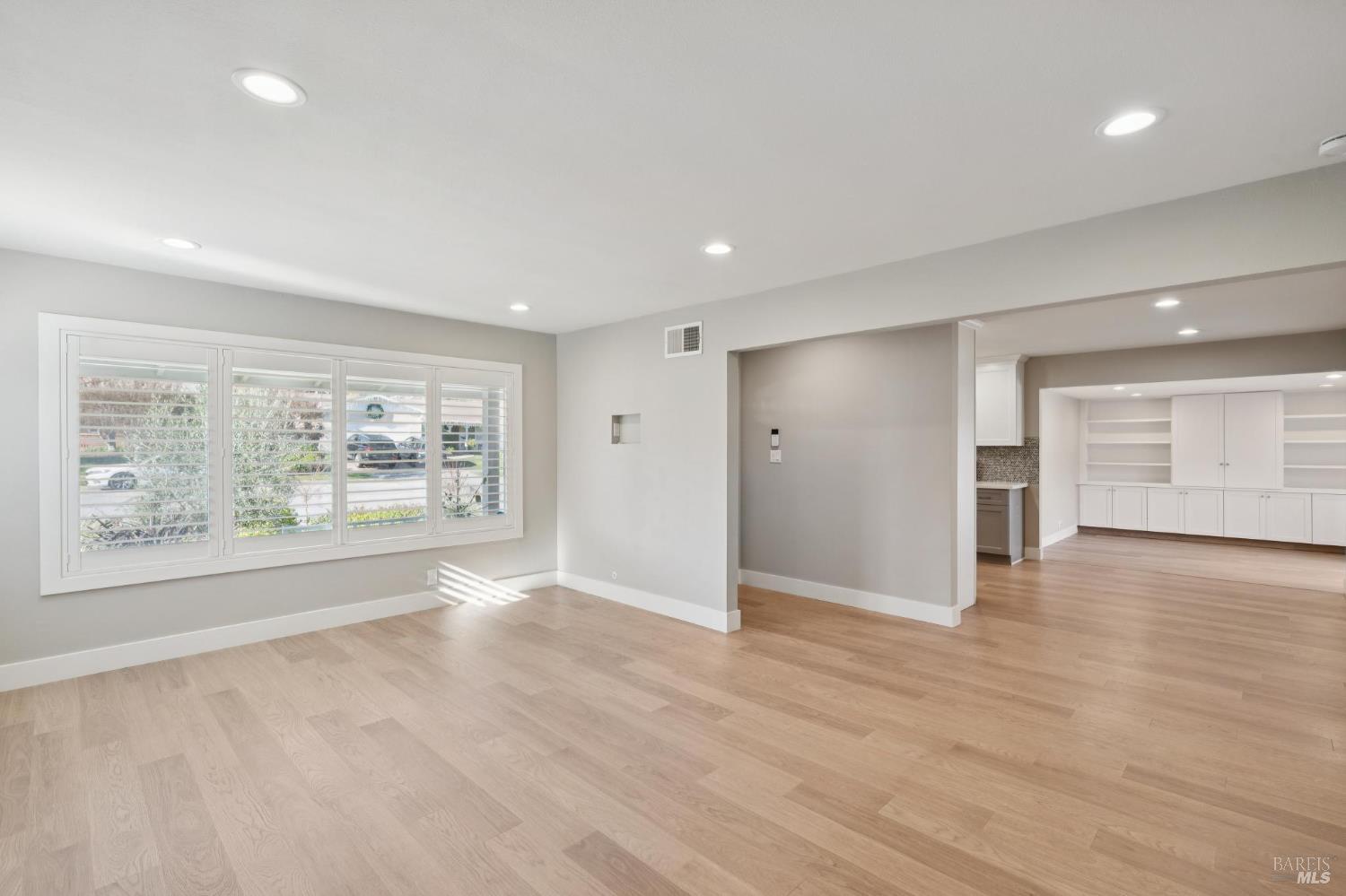 Detail Gallery Image 8 of 35 For 918 Las Pavadas Ave, San Rafael,  CA 94903 - 3 Beds | 2 Baths