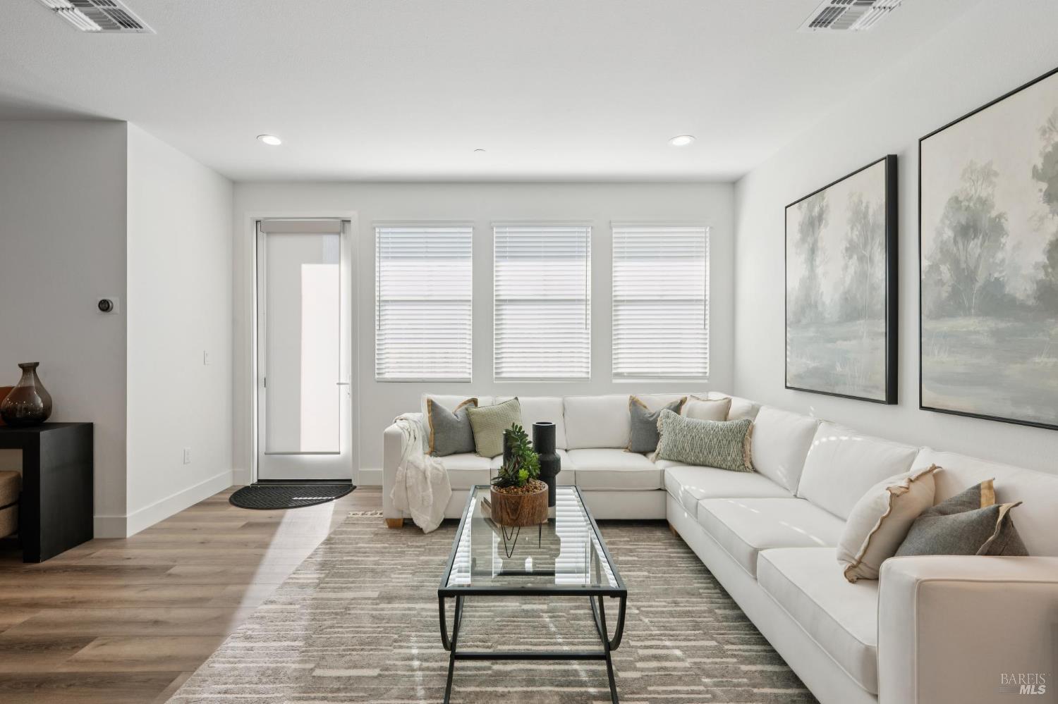 Detail Gallery Image 10 of 49 For 2716 Amora Cir, Santa Rosa,  CA 95407 - 4 Beds | 3/1 Baths