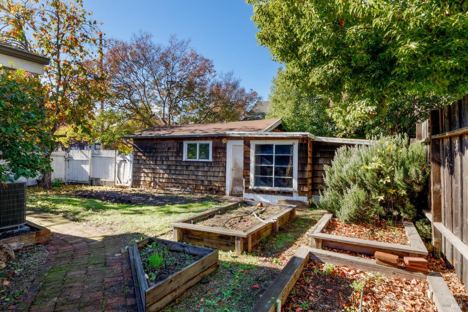 Detail Gallery Image 9 of 26 For 1203 Glenn St, Santa Rosa,  CA 95401 - 3 Beds | 2 Baths