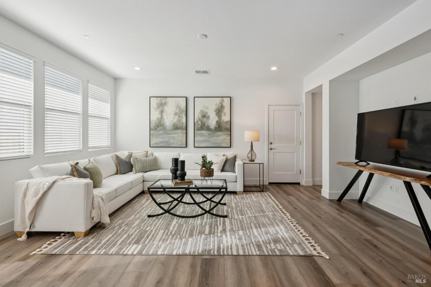 Detail Gallery Image 2 of 49 For 2716 Amora Cir, Santa Rosa,  CA 95407 - 4 Beds | 3/1 Baths