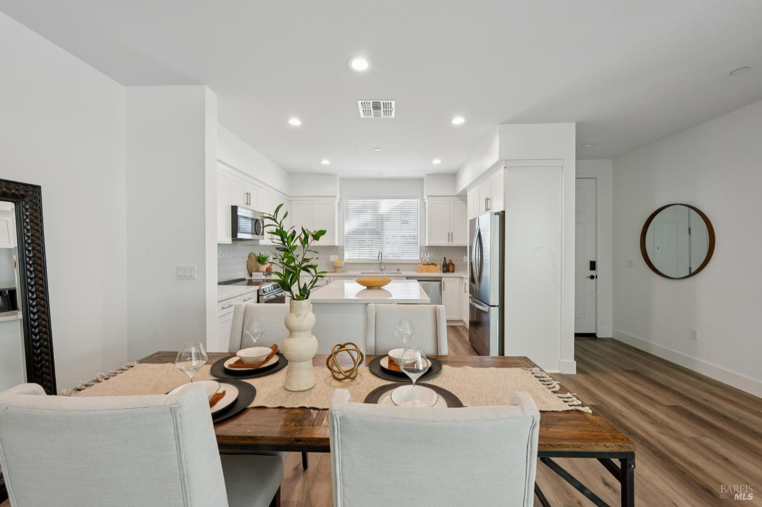 Detail Gallery Image 16 of 49 For 2716 Amora Cir, Santa Rosa,  CA 95407 - 4 Beds | 3/1 Baths