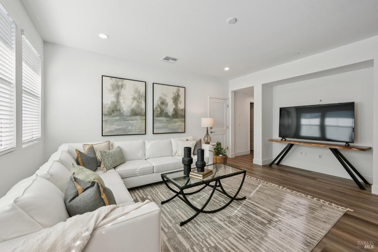 Detail Gallery Image 9 of 49 For 2716 Amora Cir, Santa Rosa,  CA 95407 - 4 Beds | 3/1 Baths