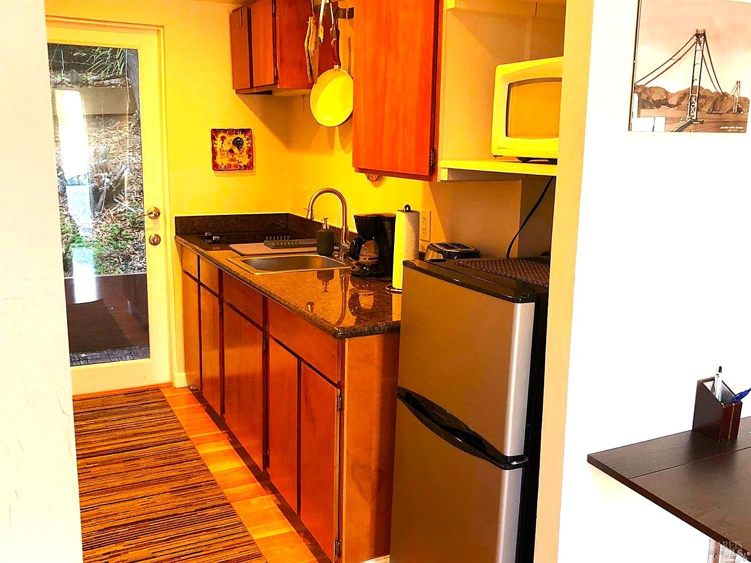 Detail Gallery Image 8 of 14 For 2371 Vista Del Mar Ln, Tiburon,  CA 94920 - 1 Beds | 1 Baths