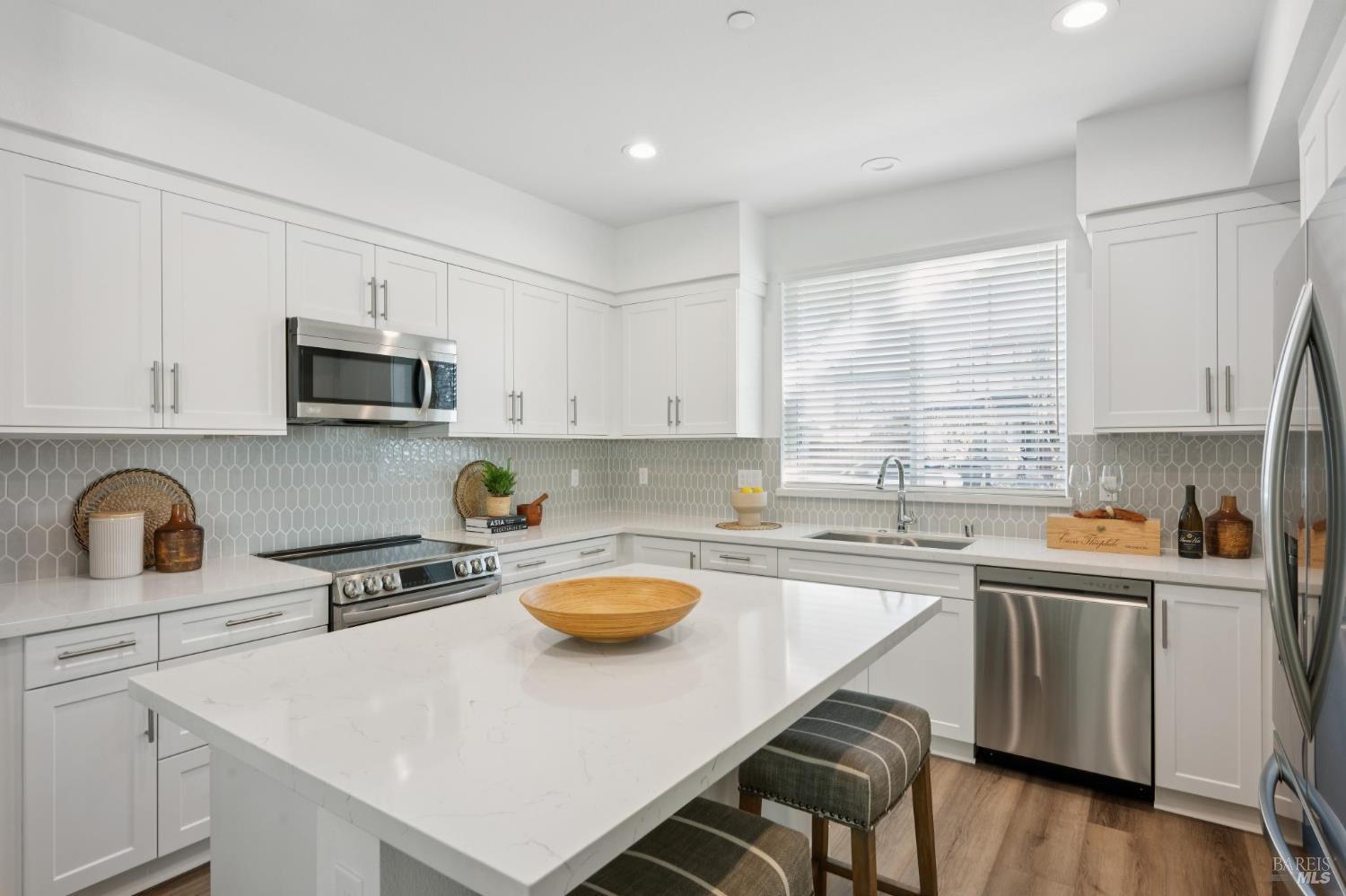 Detail Gallery Image 3 of 49 For 2716 Amora Cir, Santa Rosa,  CA 95407 - 4 Beds | 3/1 Baths