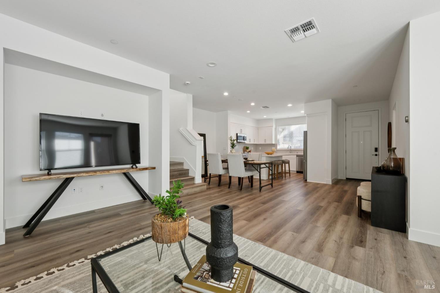 Detail Gallery Image 13 of 49 For 2716 Amora Cir, Santa Rosa,  CA 95407 - 4 Beds | 3/1 Baths