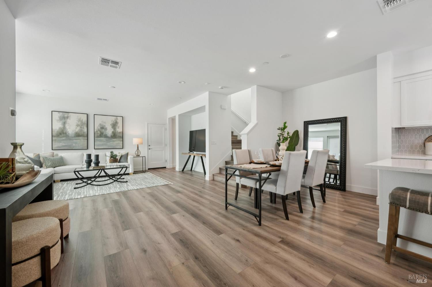 Detail Gallery Image 8 of 49 For 2716 Amora Cir, Santa Rosa,  CA 95407 - 4 Beds | 3/1 Baths