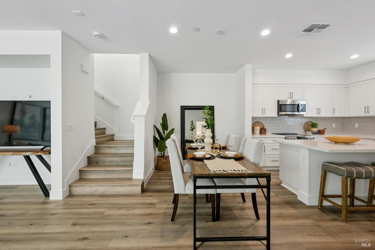 Detail Gallery Image 26 of 49 For 2716 Amora Cir, Santa Rosa,  CA 95407 - 4 Beds | 3/1 Baths