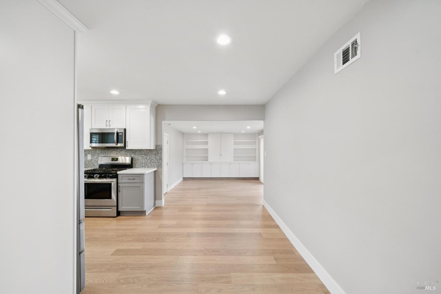 Detail Gallery Image 11 of 35 For 918 Las Pavadas Ave, San Rafael,  CA 94903 - 3 Beds | 2 Baths