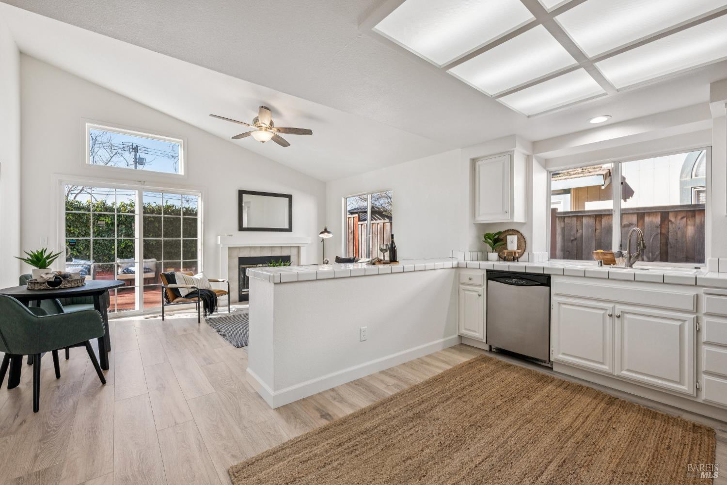 Detail Gallery Image 12 of 41 For 160 Flametree Cir, Windsor,  CA 95492 - 3 Beds | 2 Baths