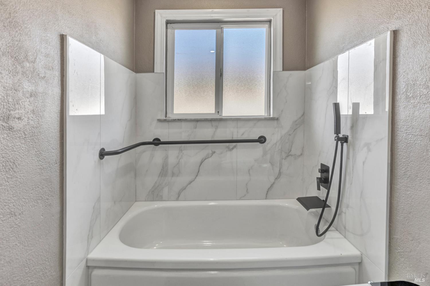 Detail Gallery Image 14 of 37 For 1260 Meadow Ln, Concord,  CA 94520 - 4 Beds | 3 Baths