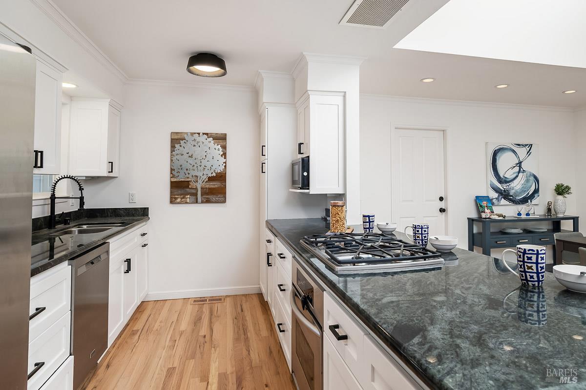 Detail Gallery Image 4 of 19 For 1125 Cambridge St, Novato,  CA 94947 - 3 Beds | 2 Baths