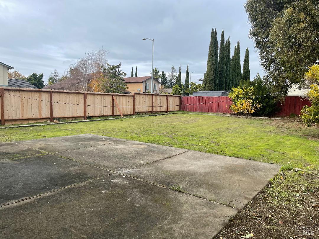 Detail Gallery Image 5 of 15 For 100 Obsidian Ct, Vallejo,  CA 94589 - 4 Beds | 2/1 Baths